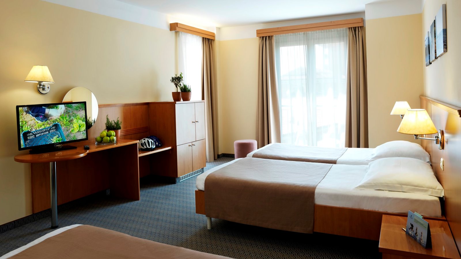 Hotel Act ION Neptun-Porodicna soba balkon.jpg