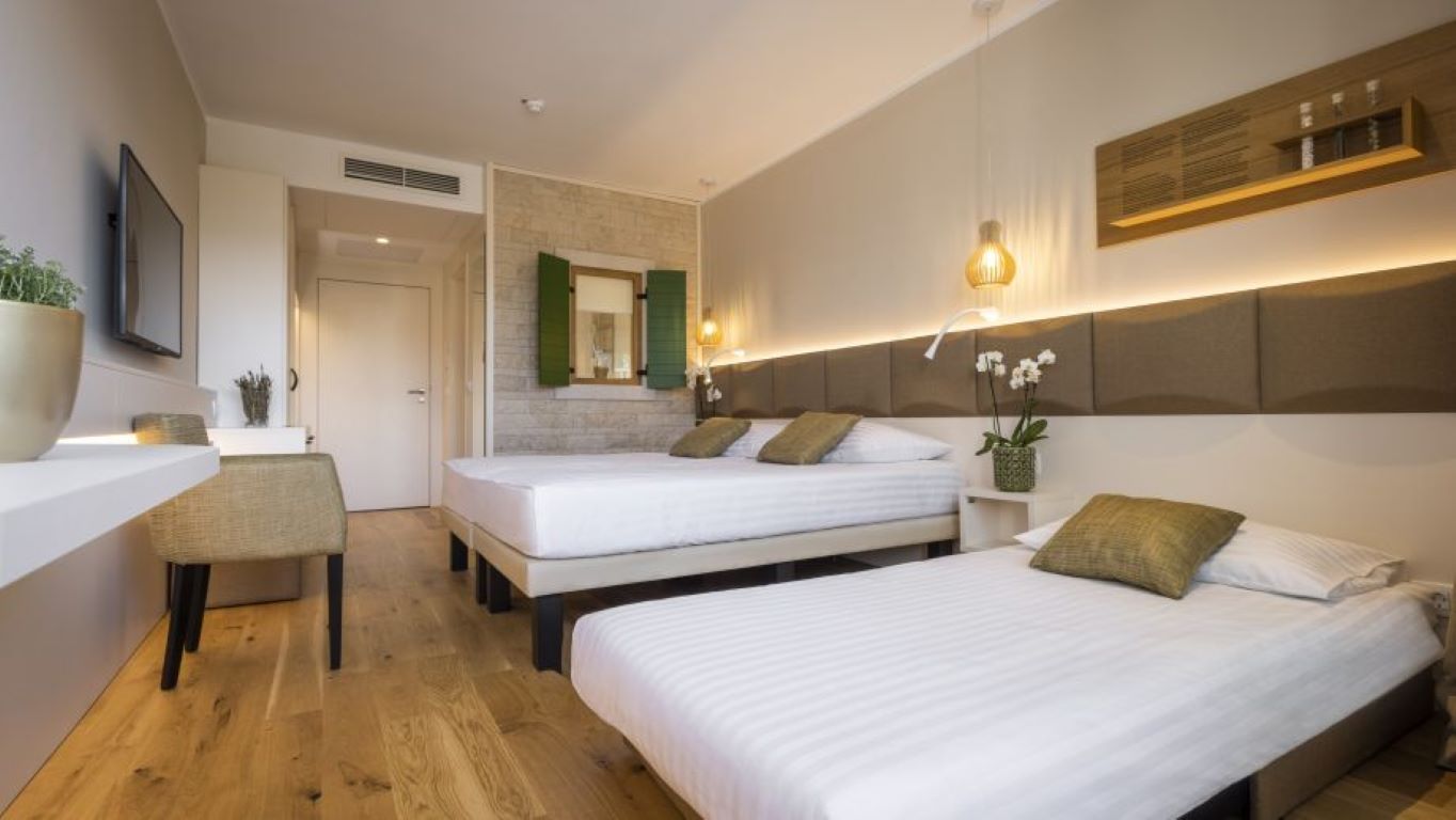 Histrion Hotel-Superior soba dodatni lezaj pogled luka i balkon.jpg
