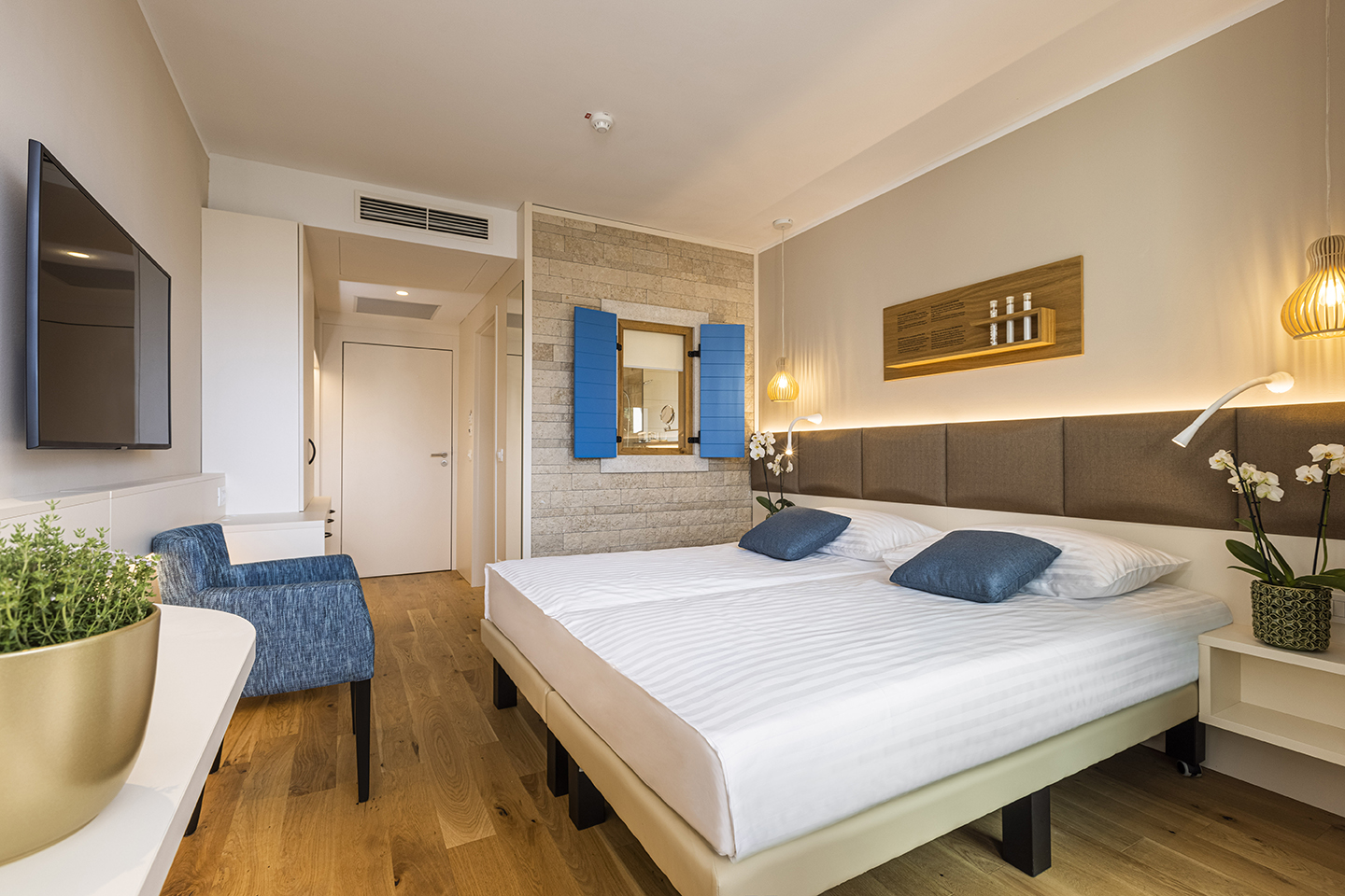 Hotel Histrion-Superior soba pogled luka i balkon.jpg
