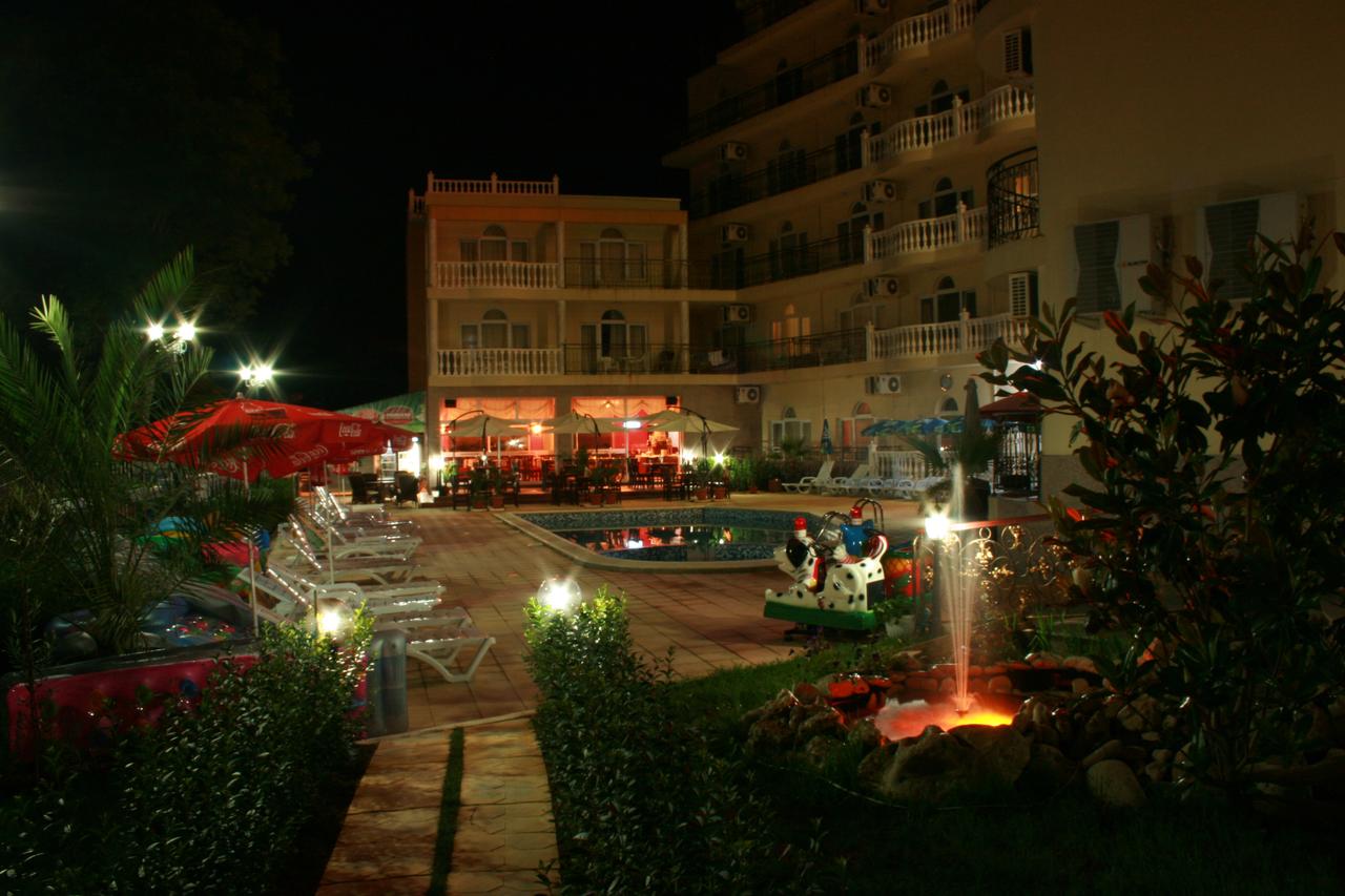 Princess Residence hotel noću.jpg