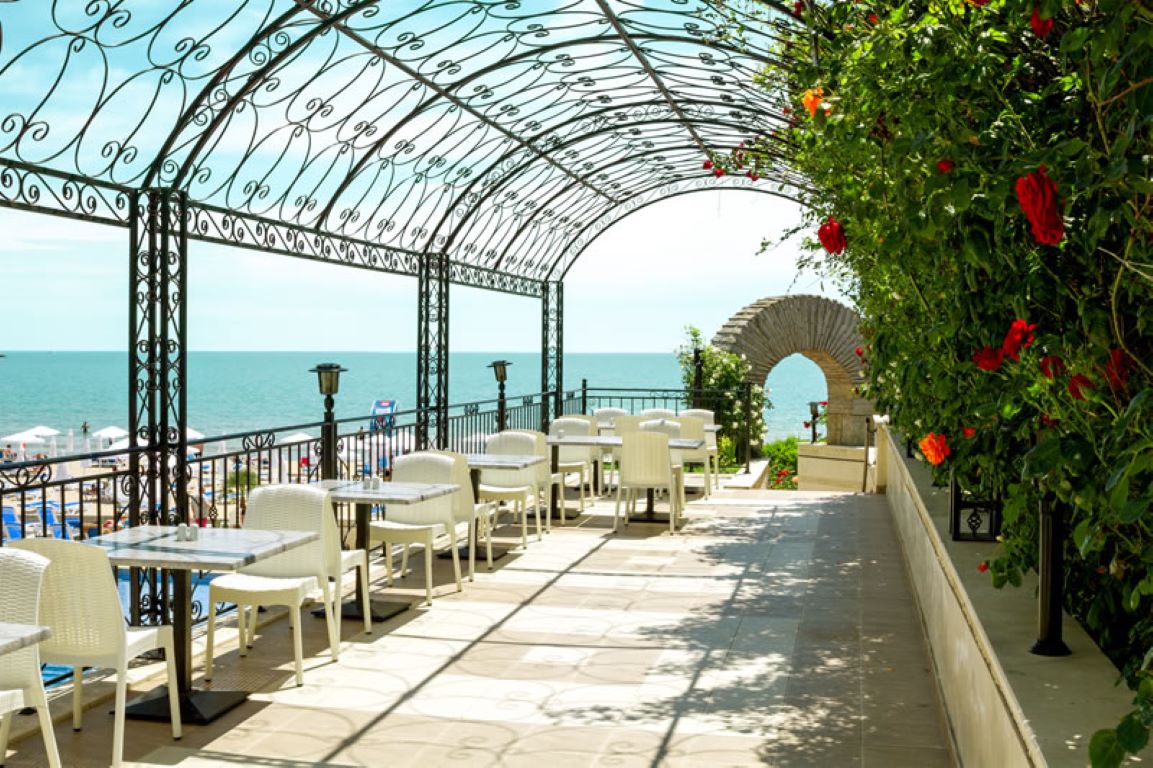 Bilyana Beach hotel basta restorana.jpg