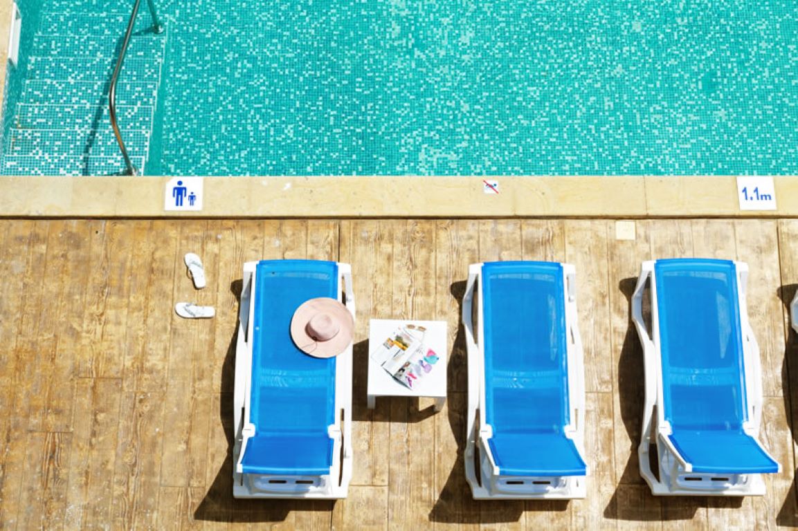 Bilyana Beach hotel spoljašnji bazen i ležaljke.jpg
