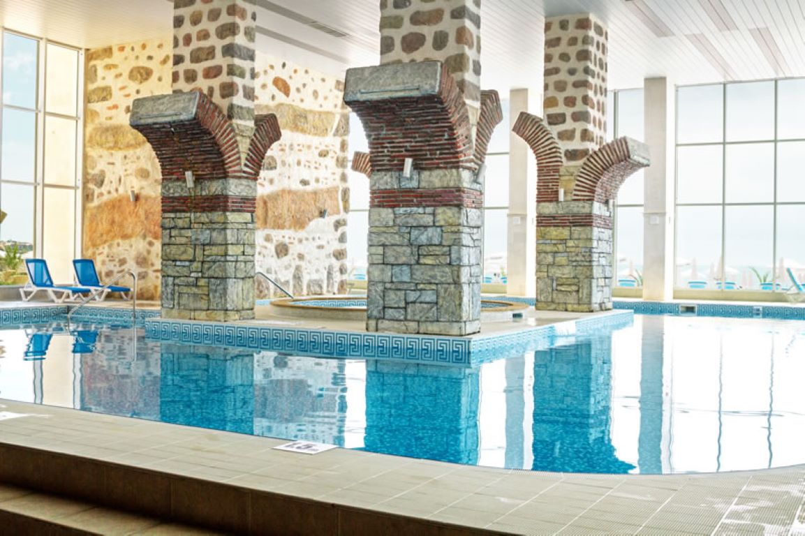 Bilyana Beach hotel unutarnji bazen.jpg