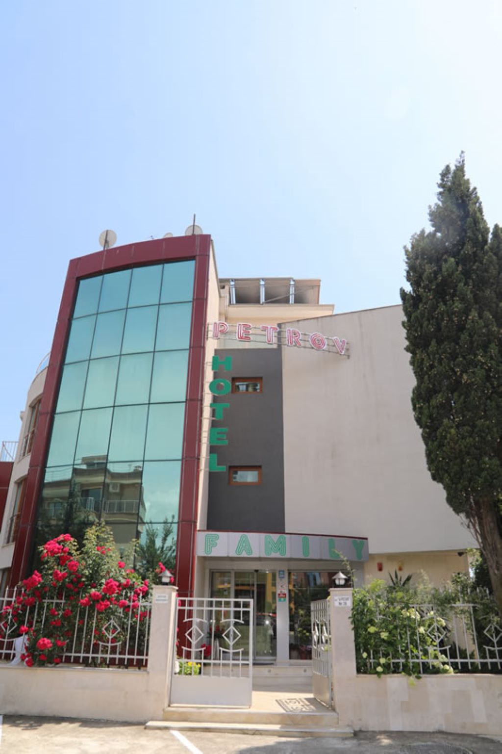 Petrov hotel ulaz.jpg