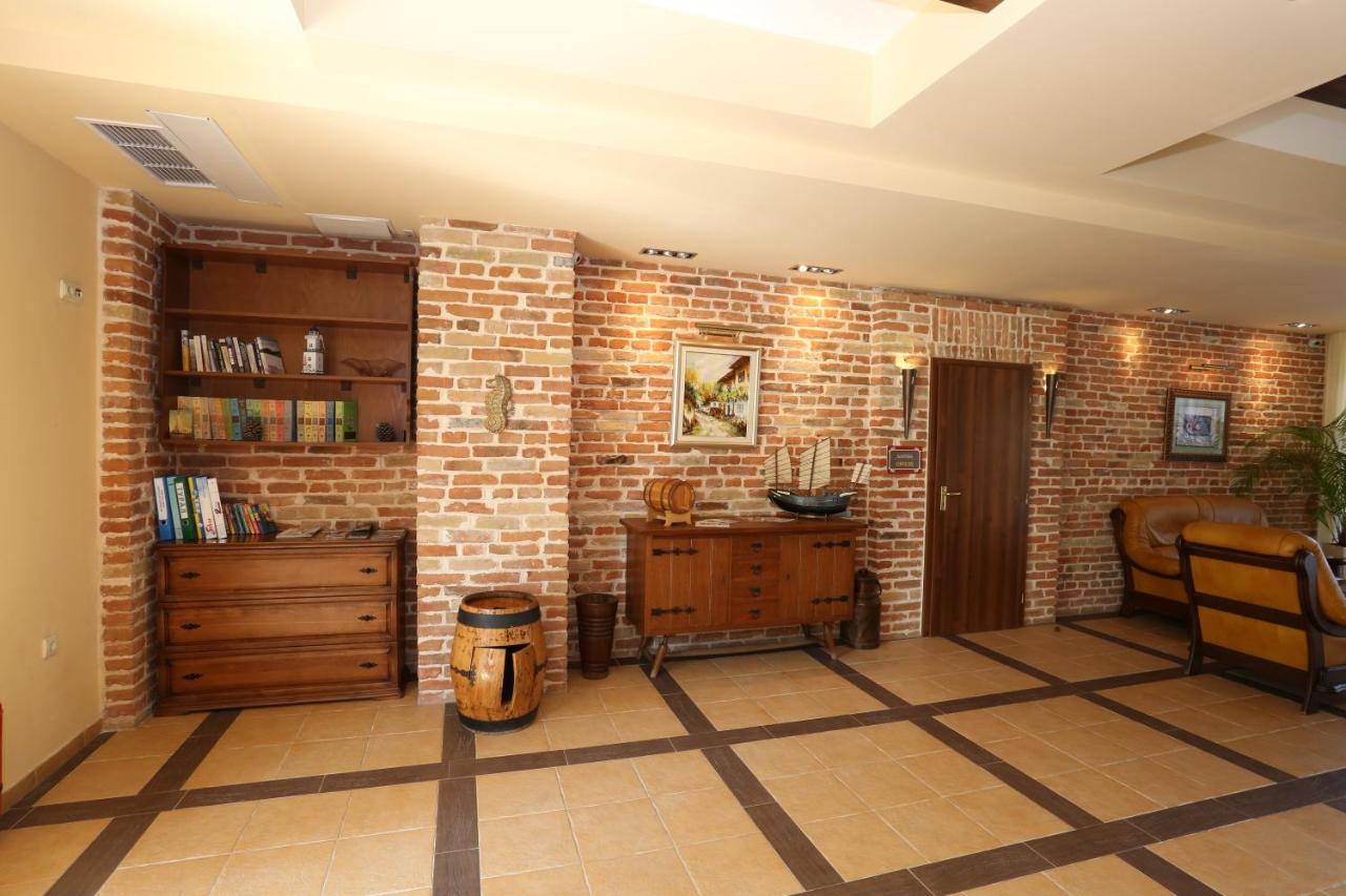 Galeria hotel lobby.jpg