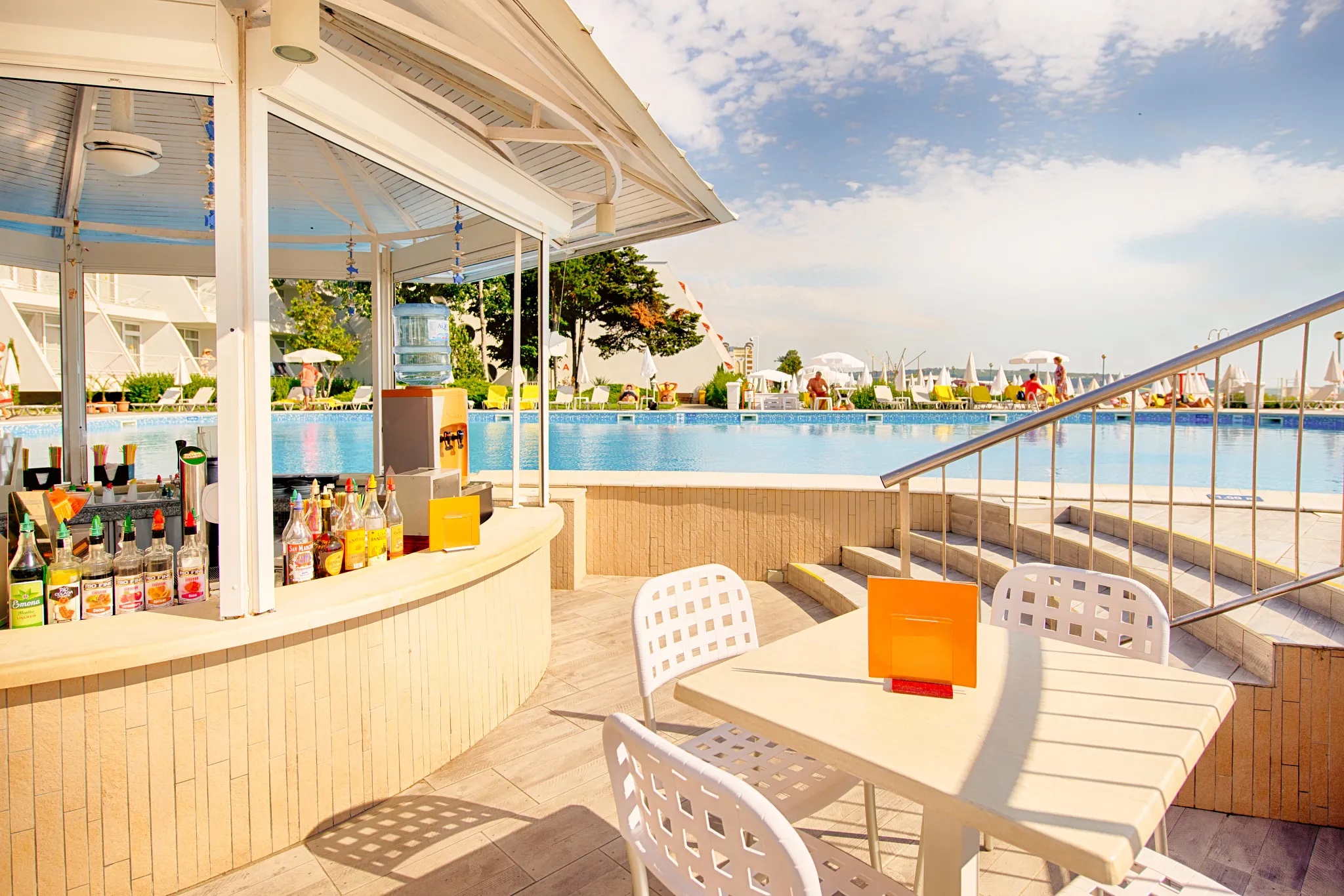 AluaSun Helios Beach Hotel-Bar na bazenu.jpg