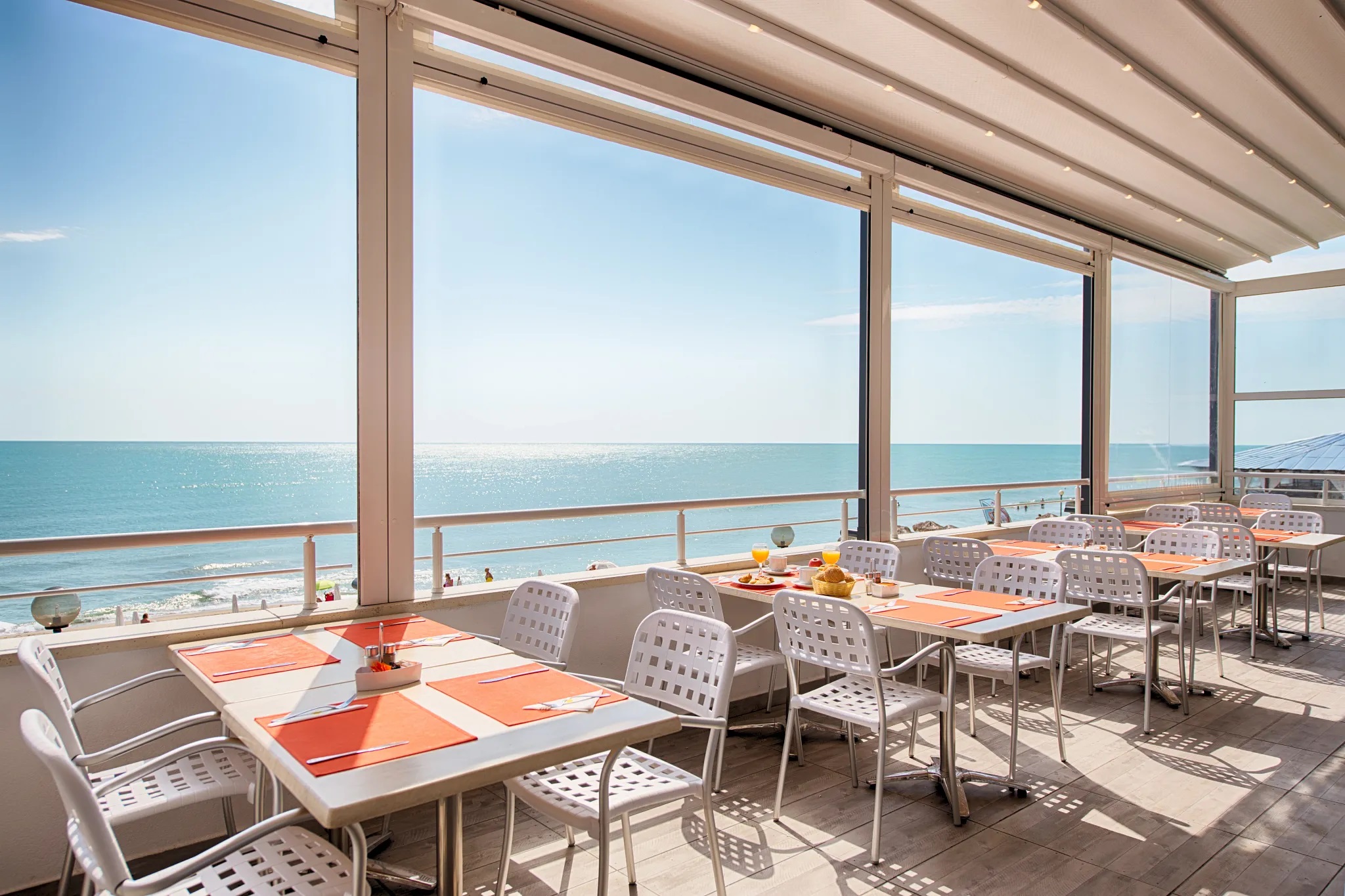 AluaSun Helios Beach Hotel-Terasa restorana.jpg