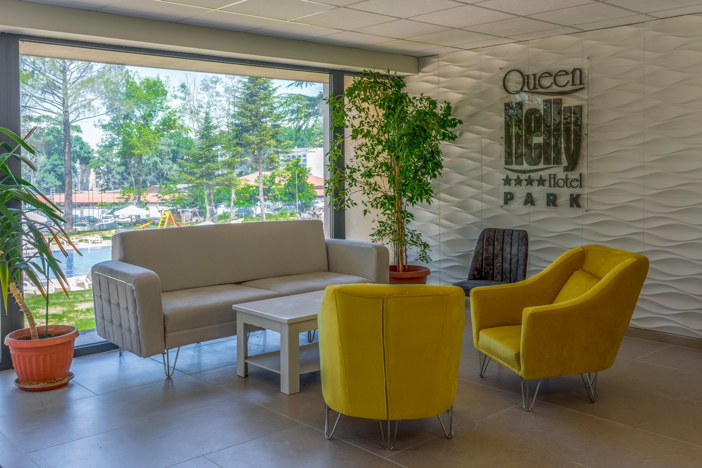 Hotel Queen Nelly Park-Lobby.jpg