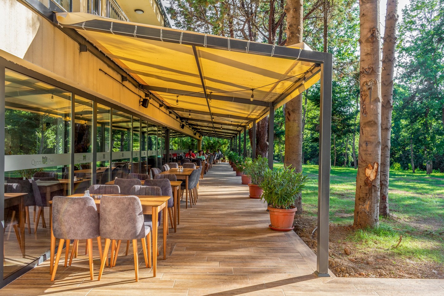 Queen Nelly Park Hotel-Terasa restorana.jpg