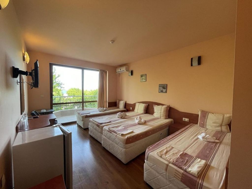 Hotel Vega-Cetvorokrevetna soba.jpg