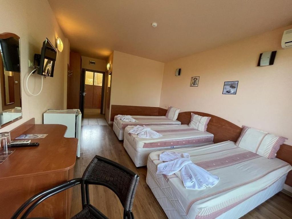 Hotel Vega-Trokrevetna soba.jpg