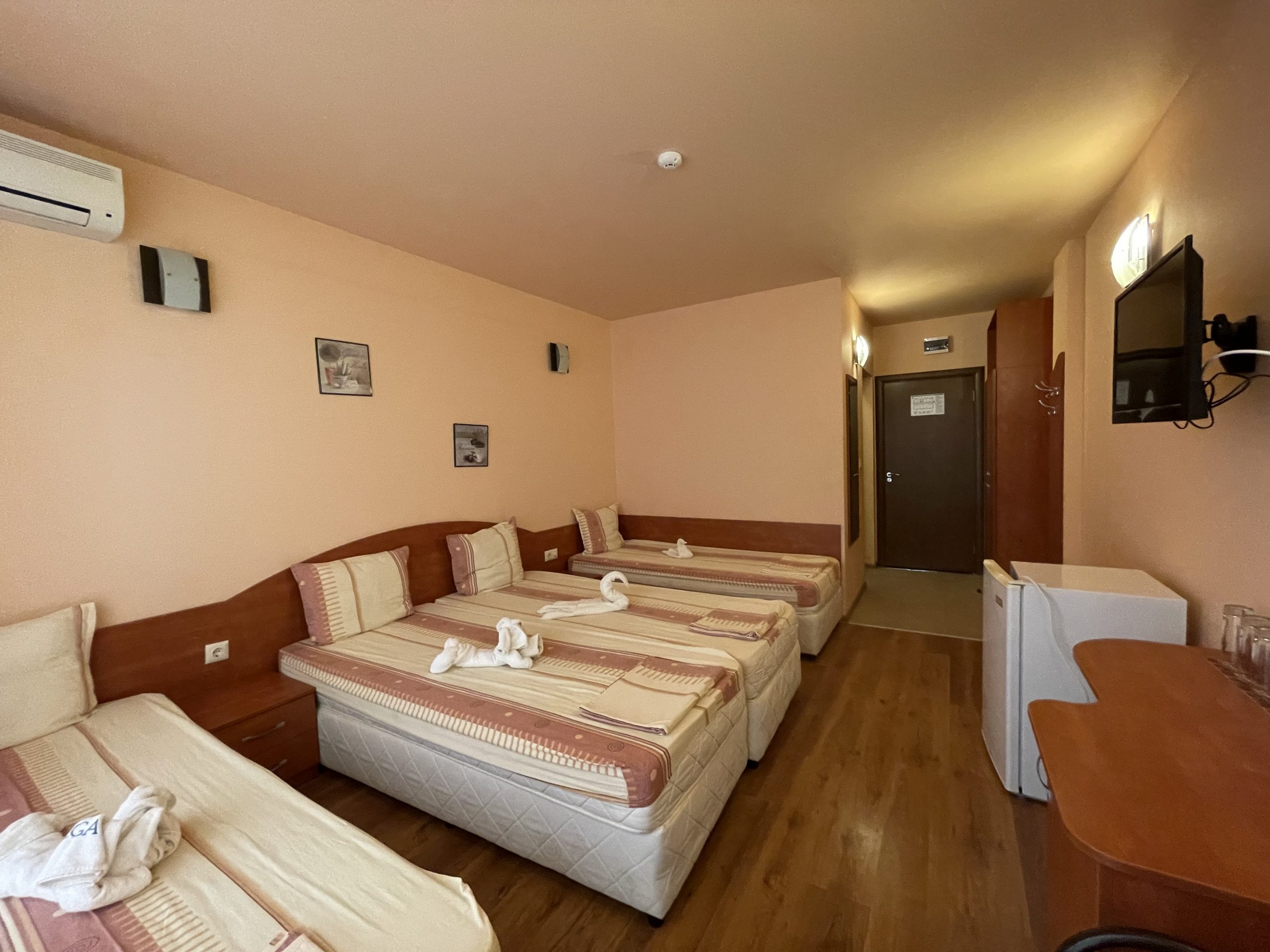 Vega Hotel-Cetvorokrevetna soba.jpg