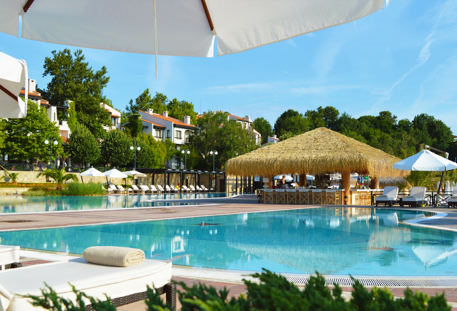 Hotel Maltese Castle Boutique-Bar na bazenu.jpg
