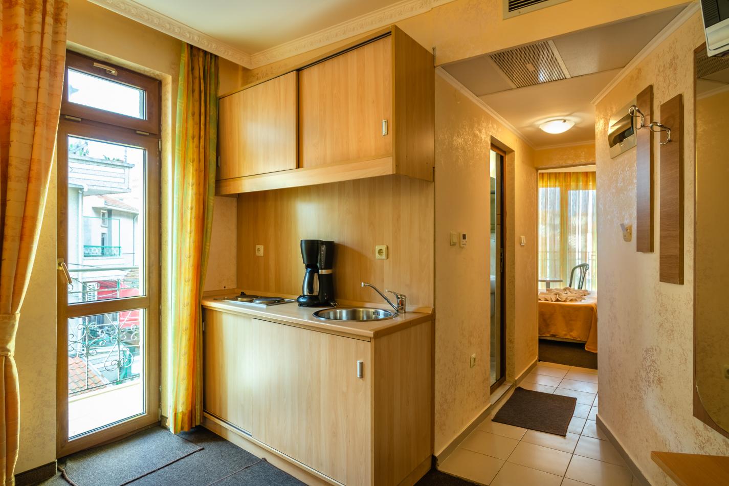 Zeus hotel kuhinja apartmana.jpg