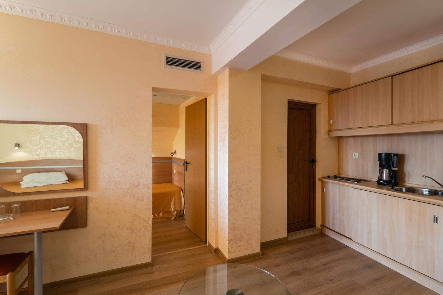 Zeus hotel kuhinja porodicnog apartmana.jpg