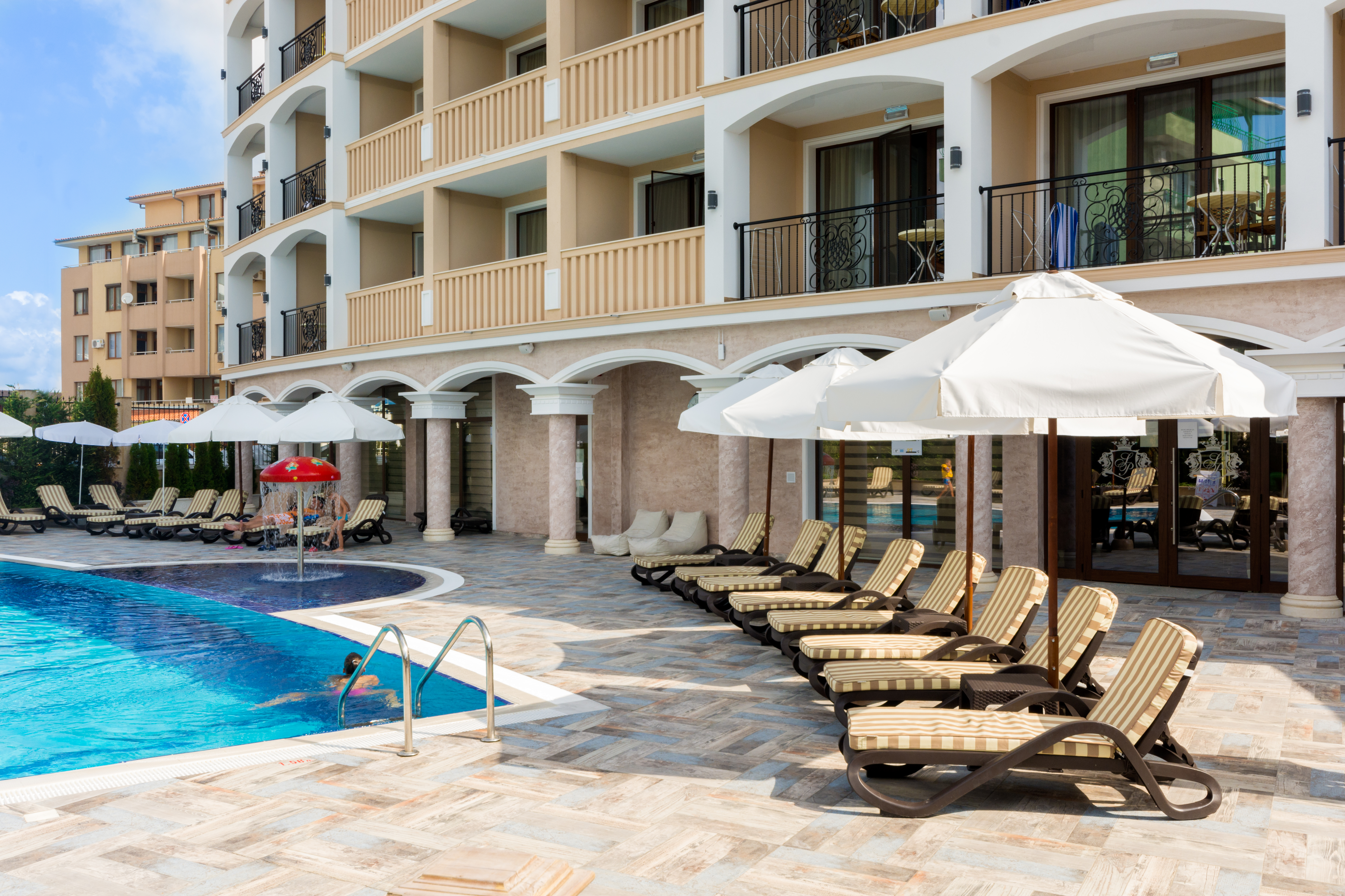 Hotel SIena Palace bazen i ležaljke.jpg
