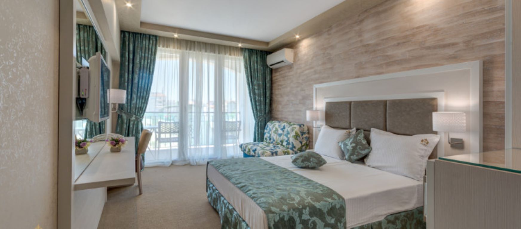 Hotel SIena Palace deluxe double room sa foteljom.jpg
