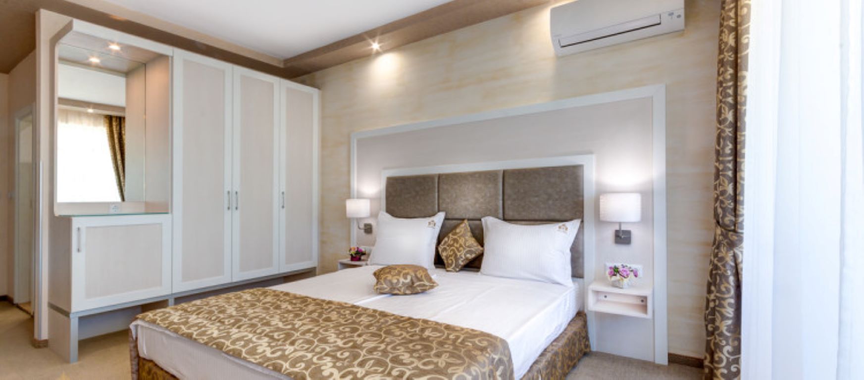 Hotel SIena Palace deluxe king size krevet.jpg