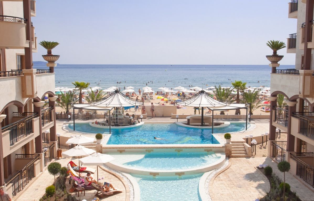 Hotel Golden Rainbow bazen i plaža.jpg