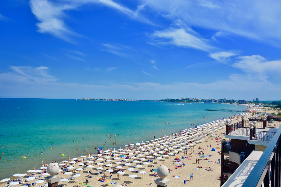 Hotel Golden Rainbow plaža.jpg
