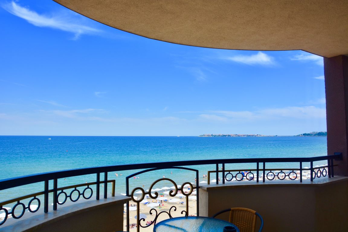 Hotel Golden Rainbow pogled sa terase.jpg