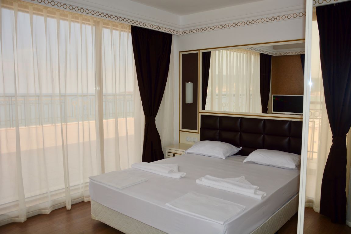Hotel Golden Rainbow spavaca soba apartmana.jpg