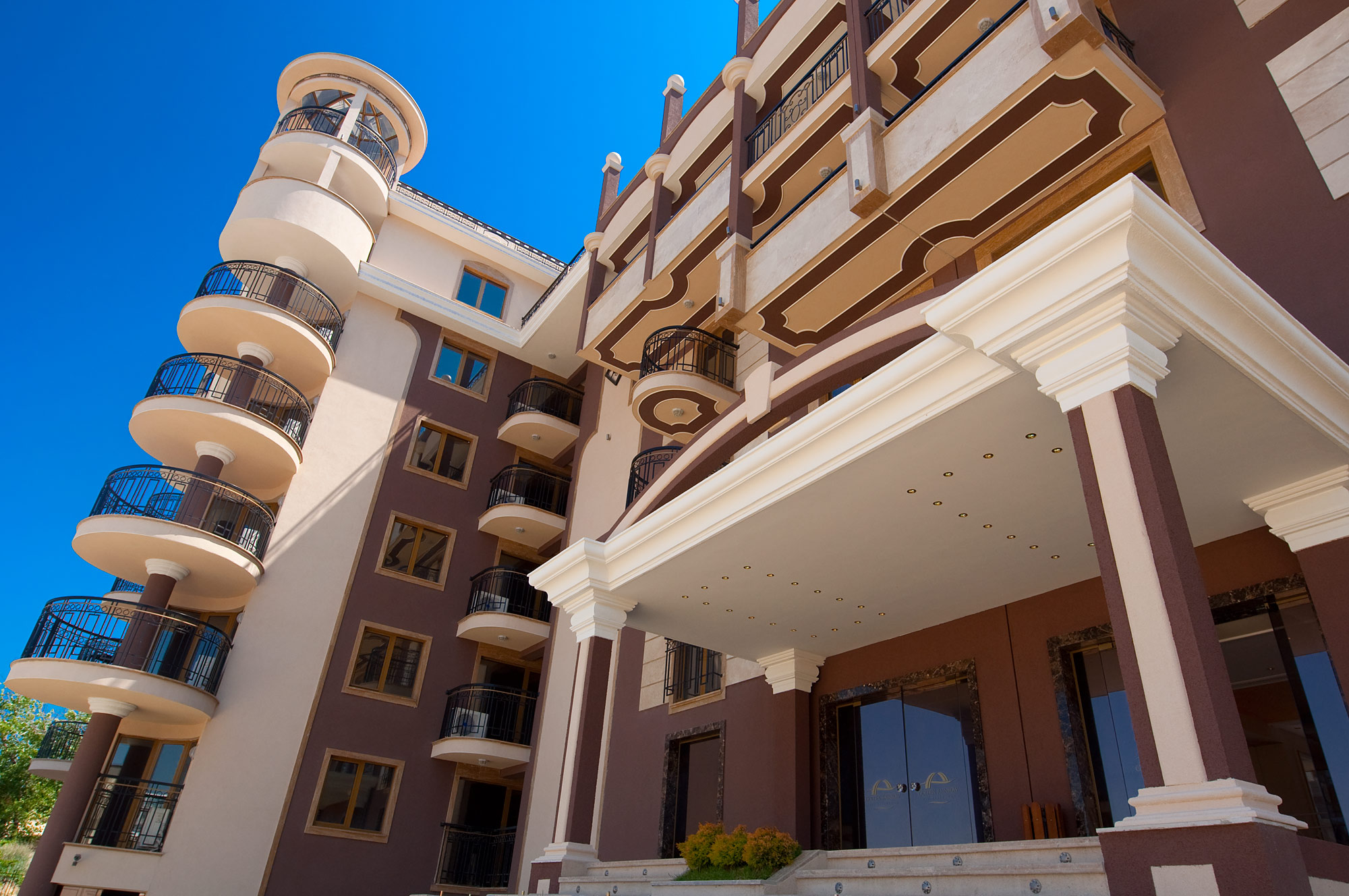 Hotel Golden Rainbow ulaz.jpg