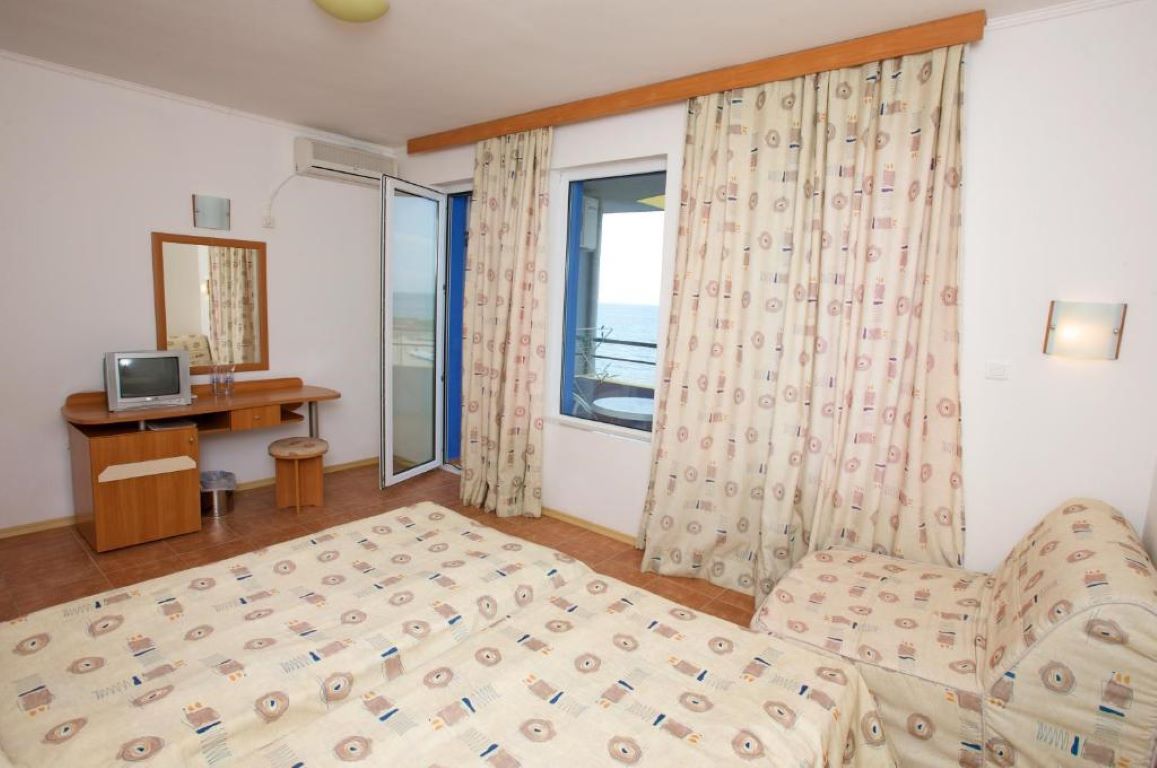 Hotel Sofia Nessebar-Standardna soba dodatni lezaj.jpg
