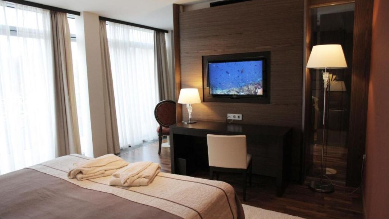 Grand Hotel Donat-Deluxe superior room.jpg