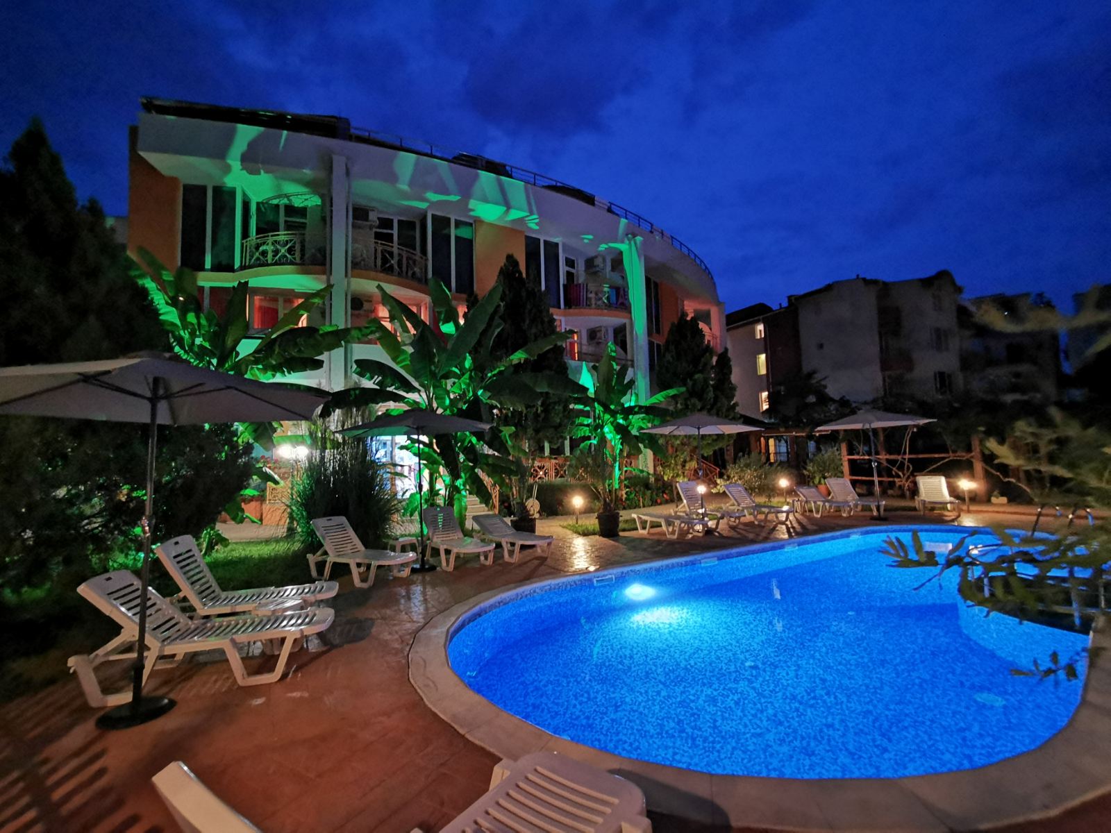 Hotel Copacabana-Bazen nocu.jpg