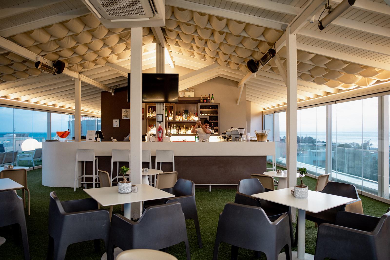 Hotel emmantina Cloud 33 bar 1.jpg