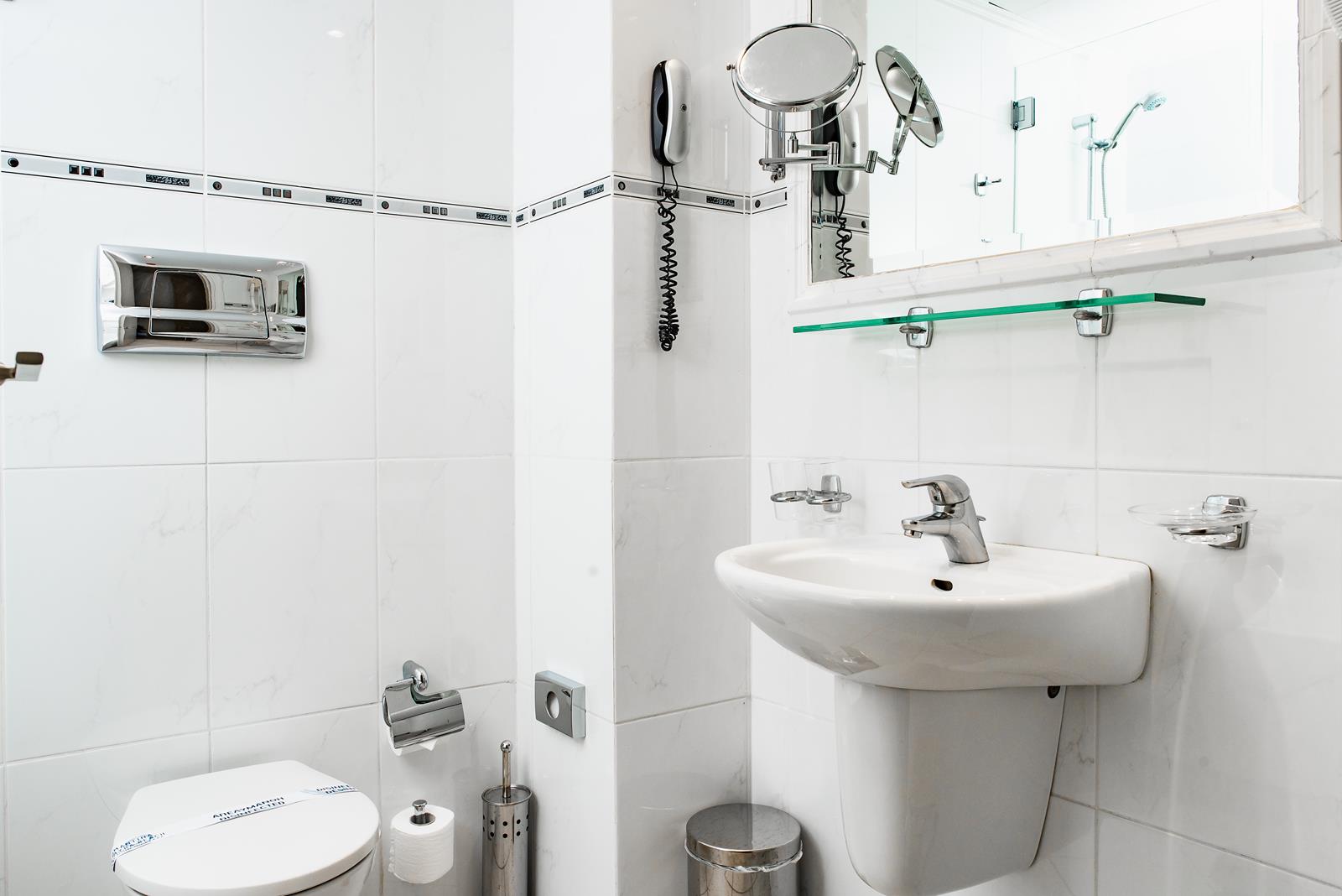Hotel emmantina bathroon 1.jpg