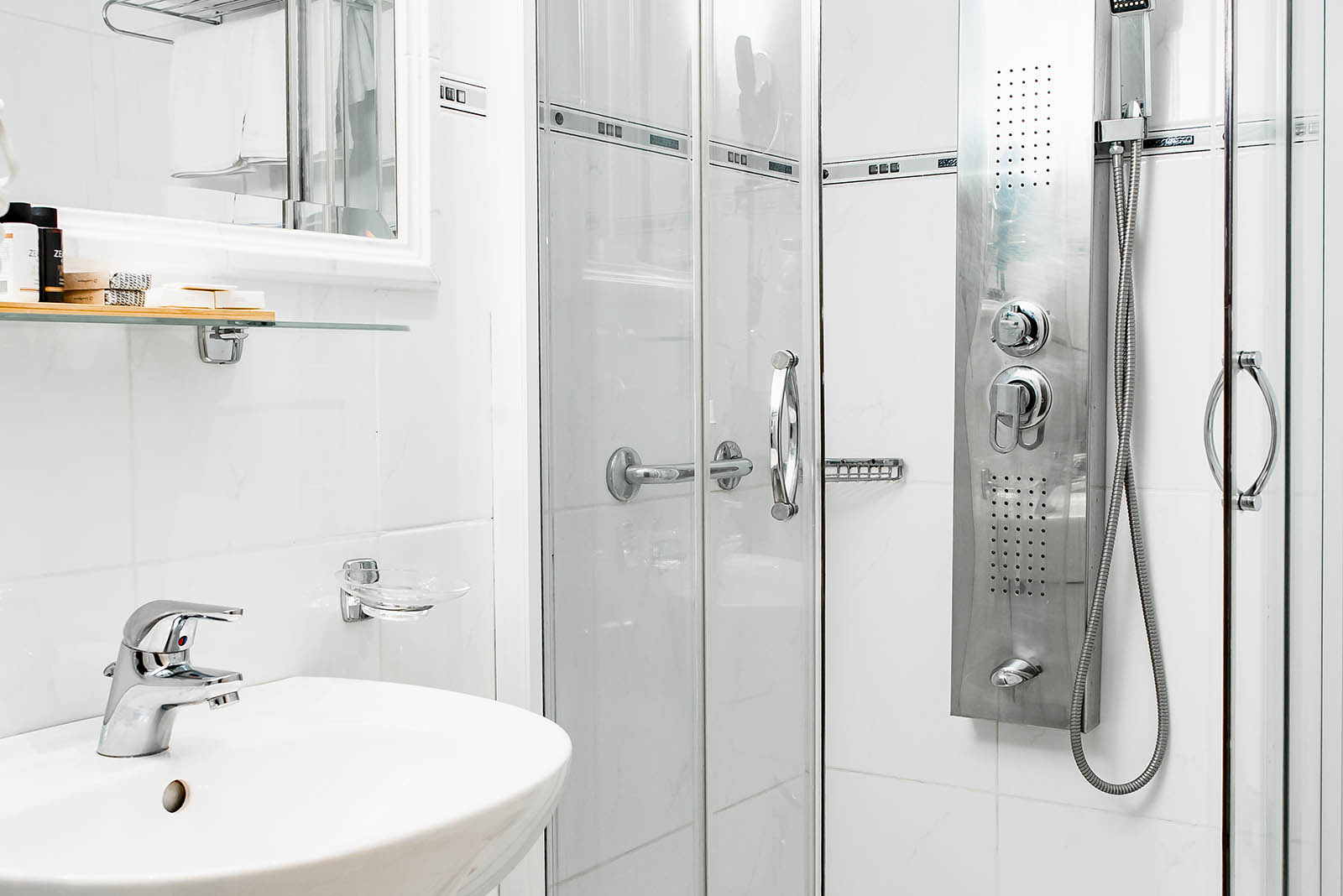 Hotel emmantina bathroon.jpg
