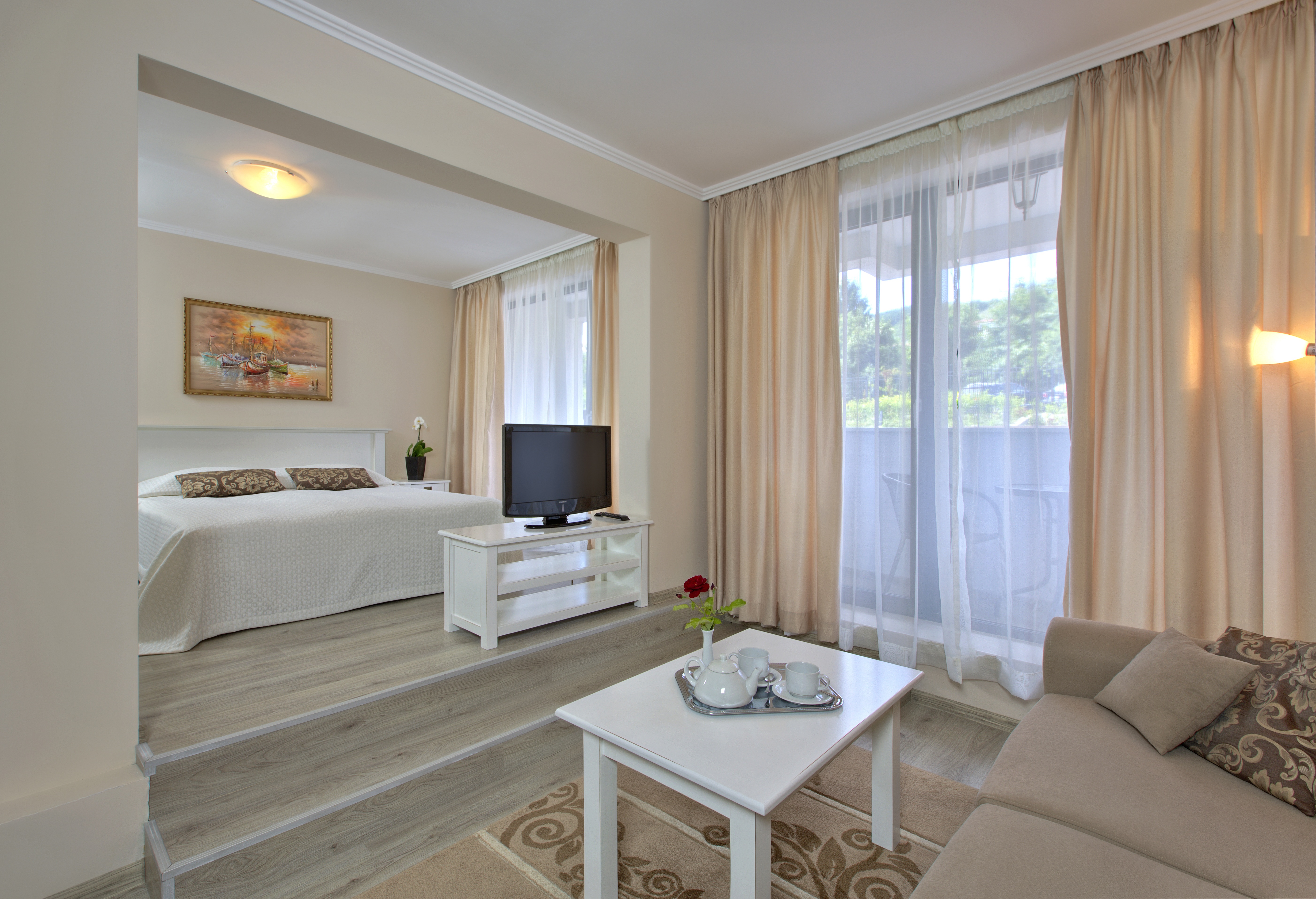 Hotel White Rock Castle-Junior suite park.jpg