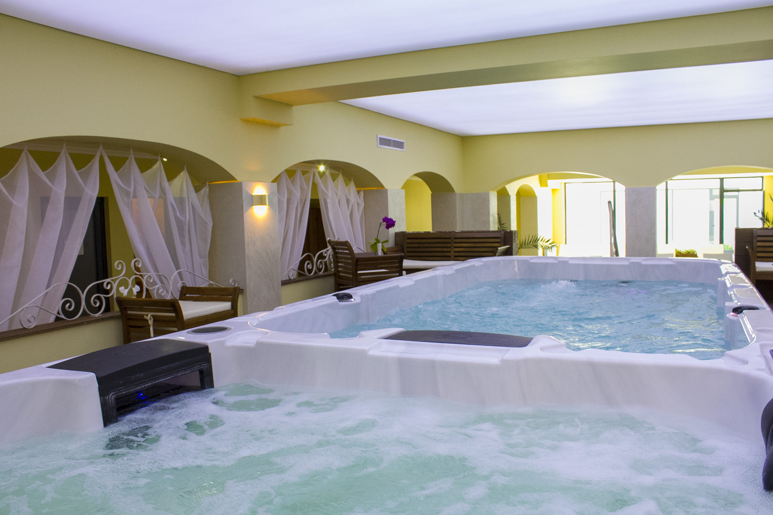 White Rock Castle Hotel-Djakuzi.jpg