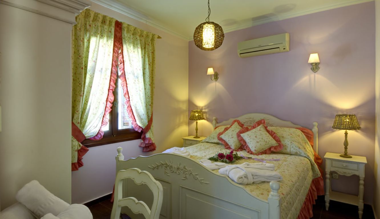 Adastra Ithaca Luxury Suites spavaca soba.jpg