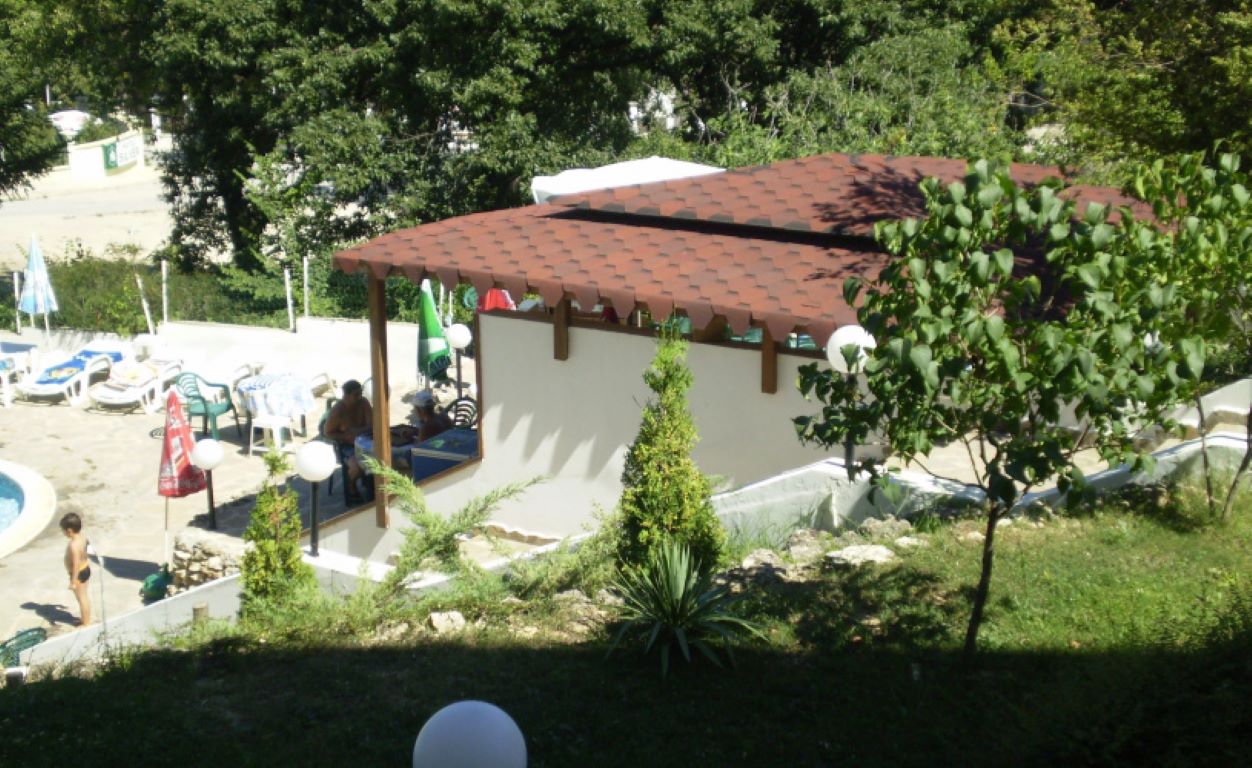 Hotel Vezhen-Bar na bazenu.jpg