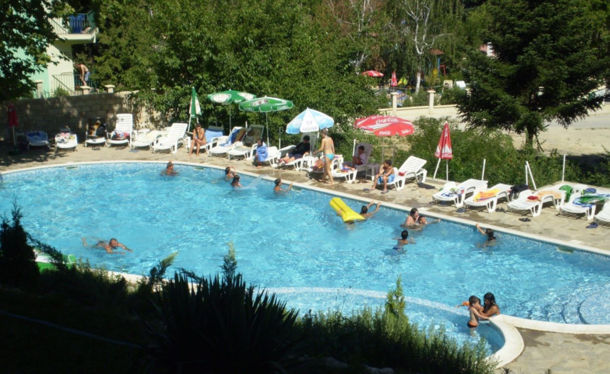 Vezhen Hotel-Bazen.jpg