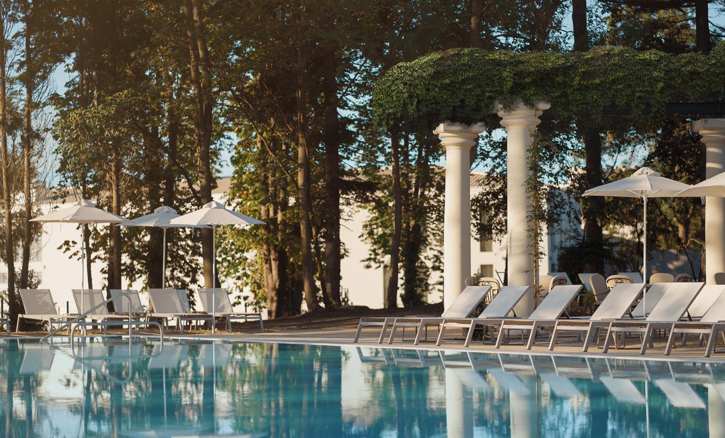 Astor Garden-Bazen.jpg