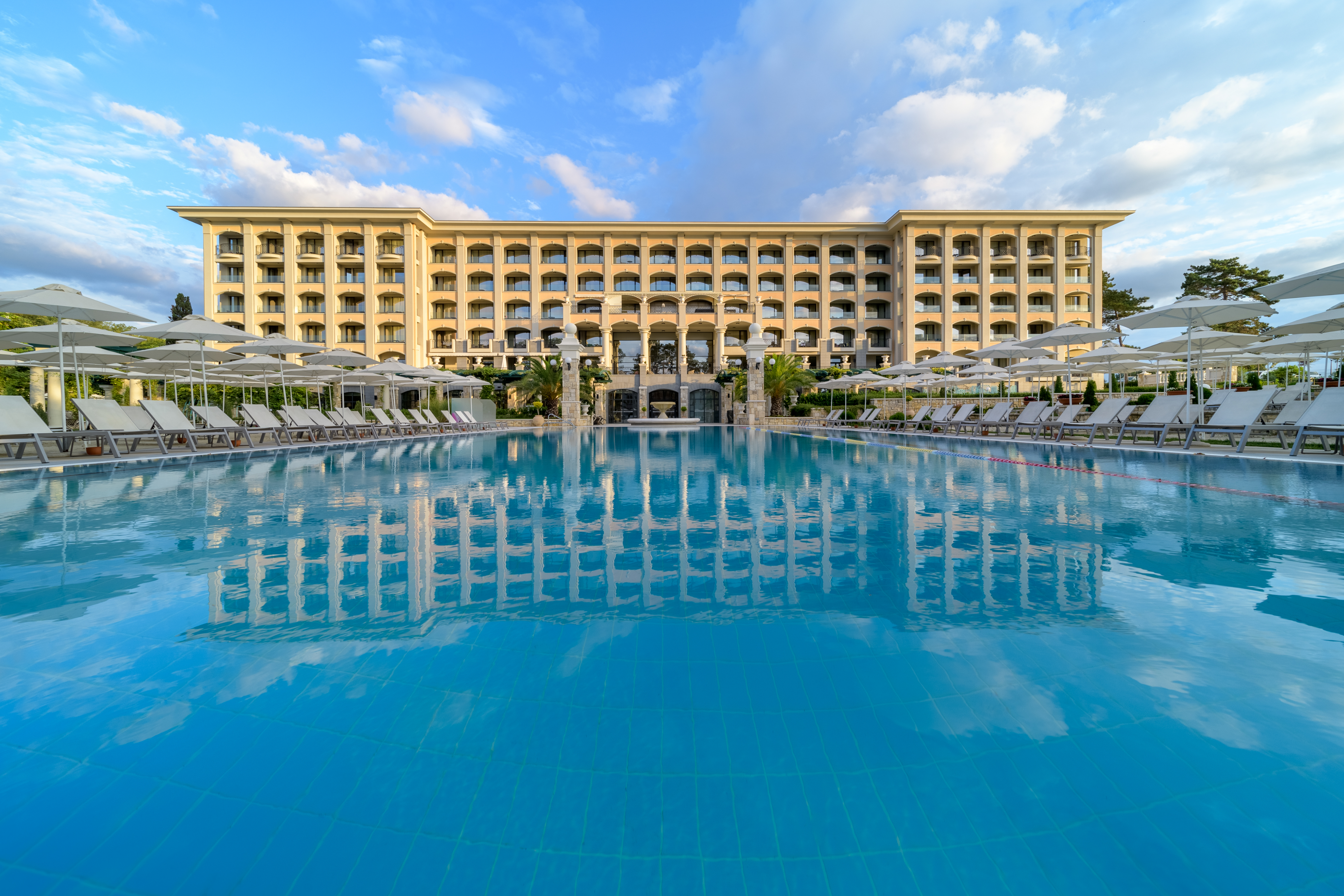 Astor Garden Hotel-Bazen.jpg