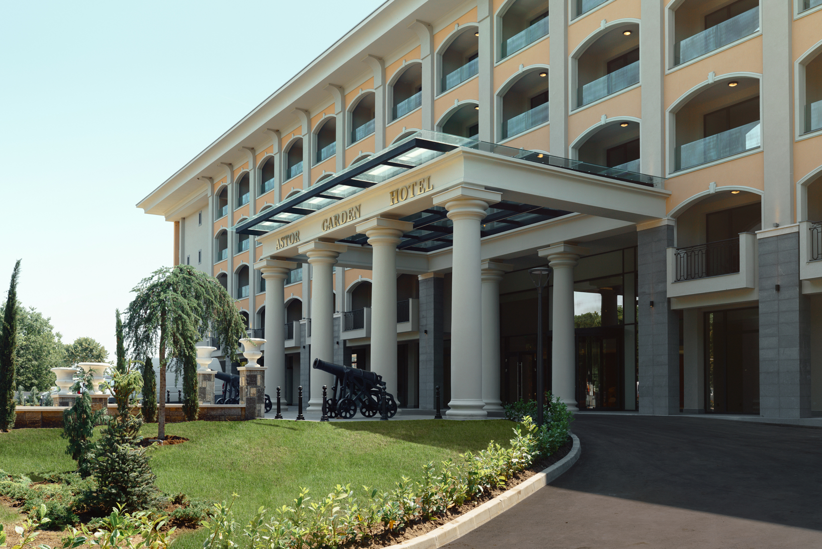 Astor Garden-Ulaz u hotel.jpg