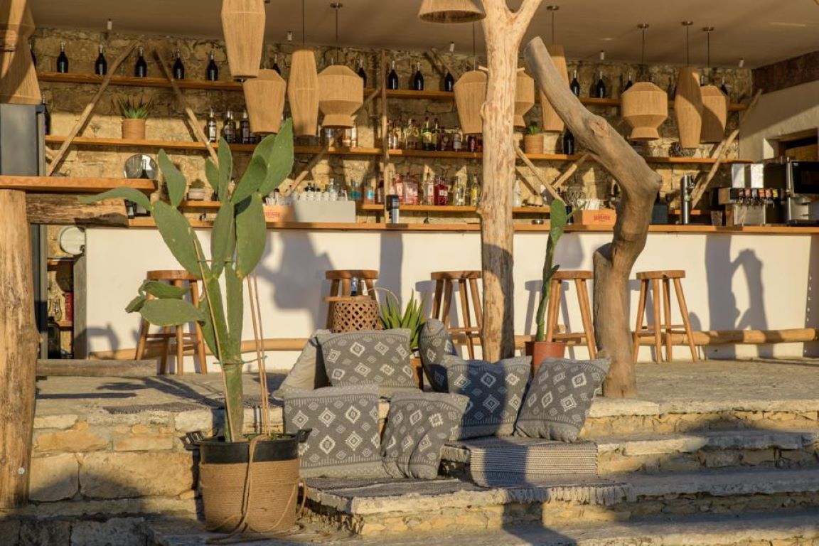 Aquahouse Hotel & Spa-Bar na plazi.jpg