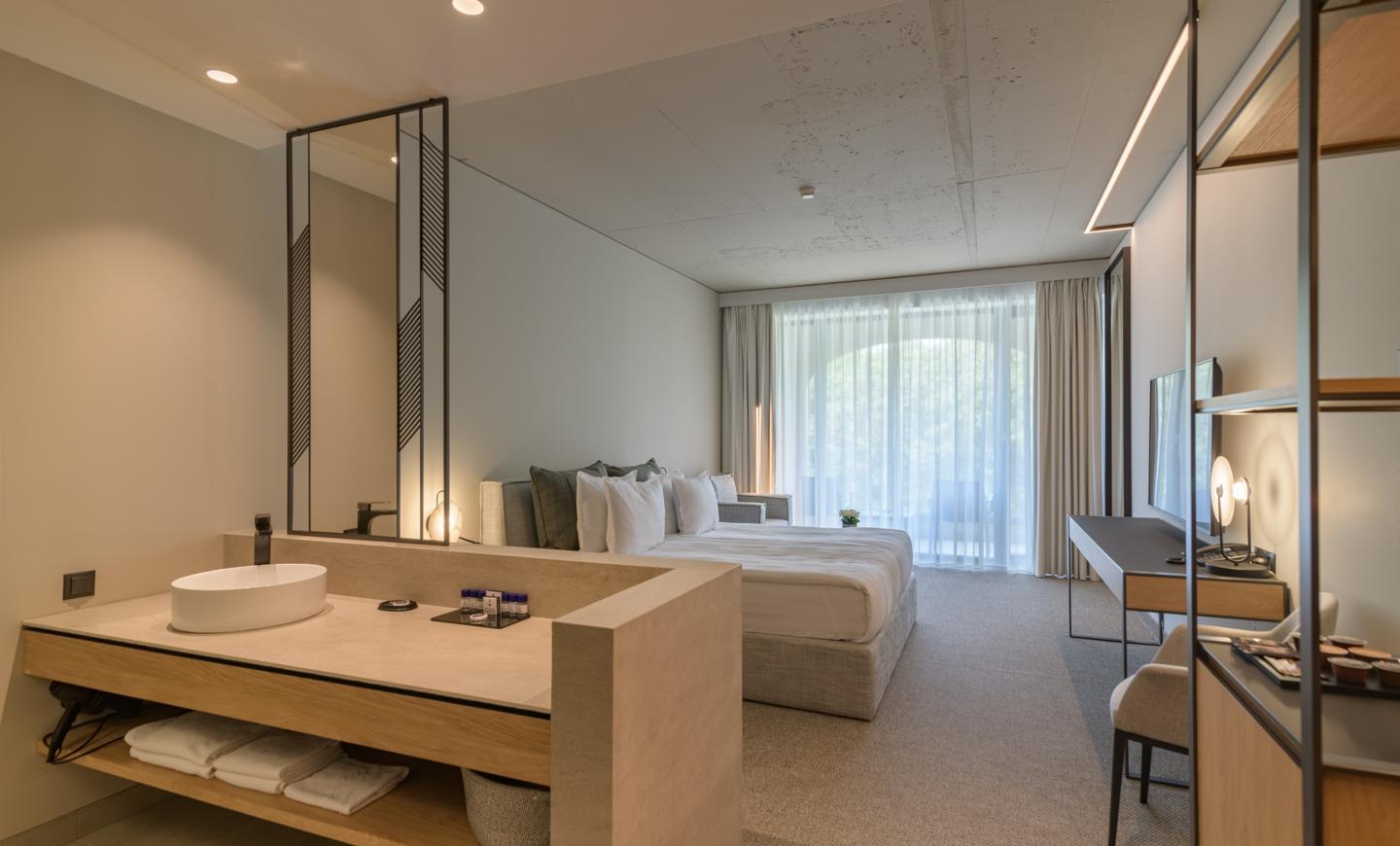 Aquahouse Hotel & Spa-Deluxe king.jpg