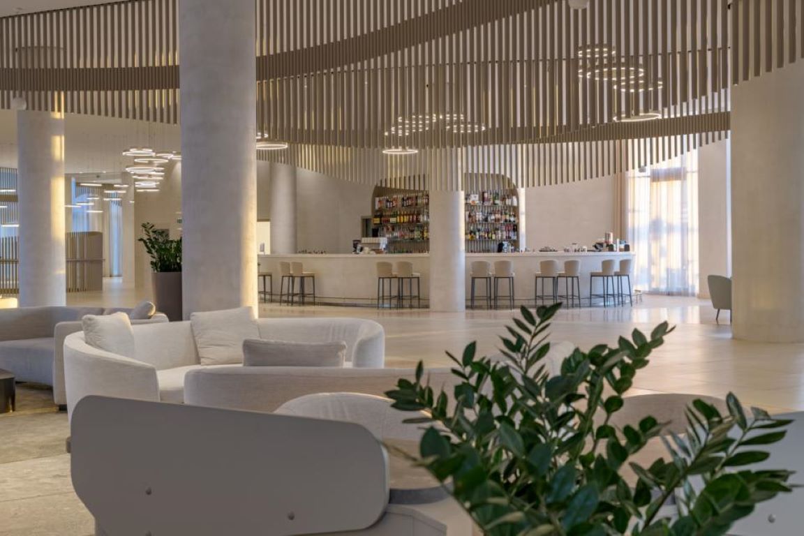 Aquahouse Hotel & Spa-Lobby bar.jpg