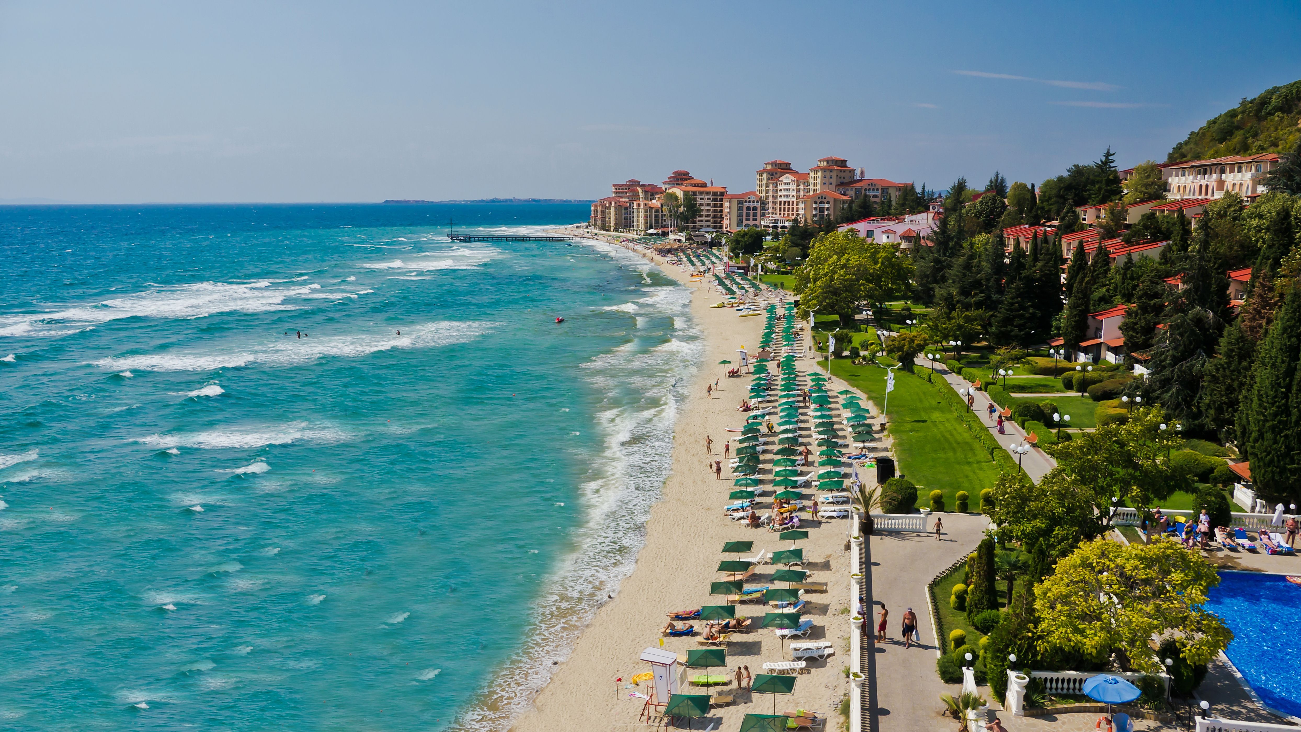 Elenite Villas-Plaza.jpg