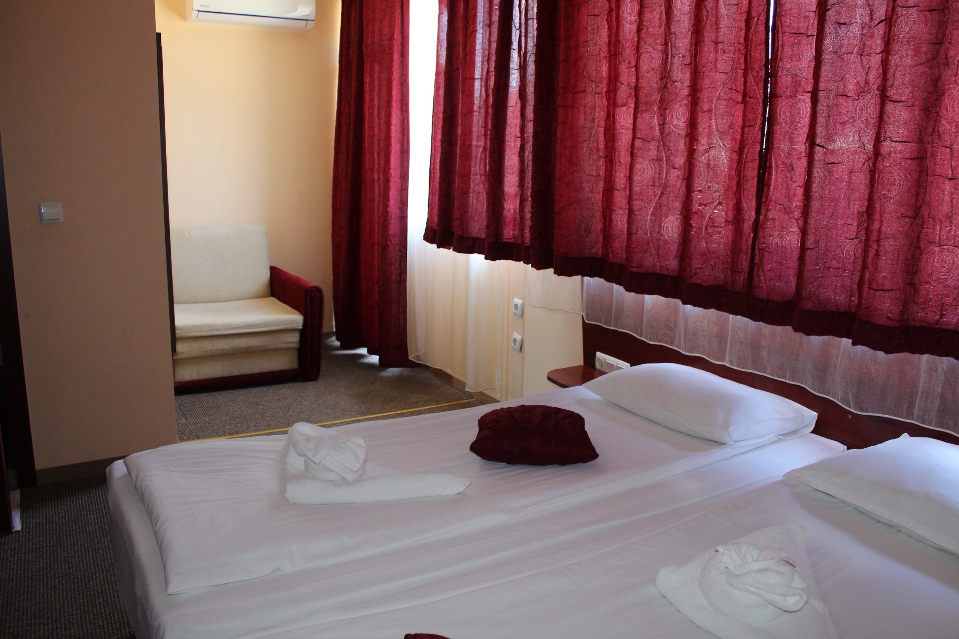 Guest House Bordo-Large soba.jpg
