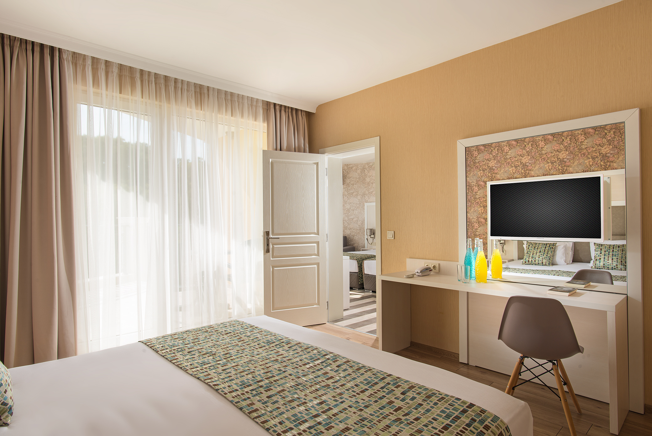 Hotel Marina Sands-Deluxe apartman bazen.jpg