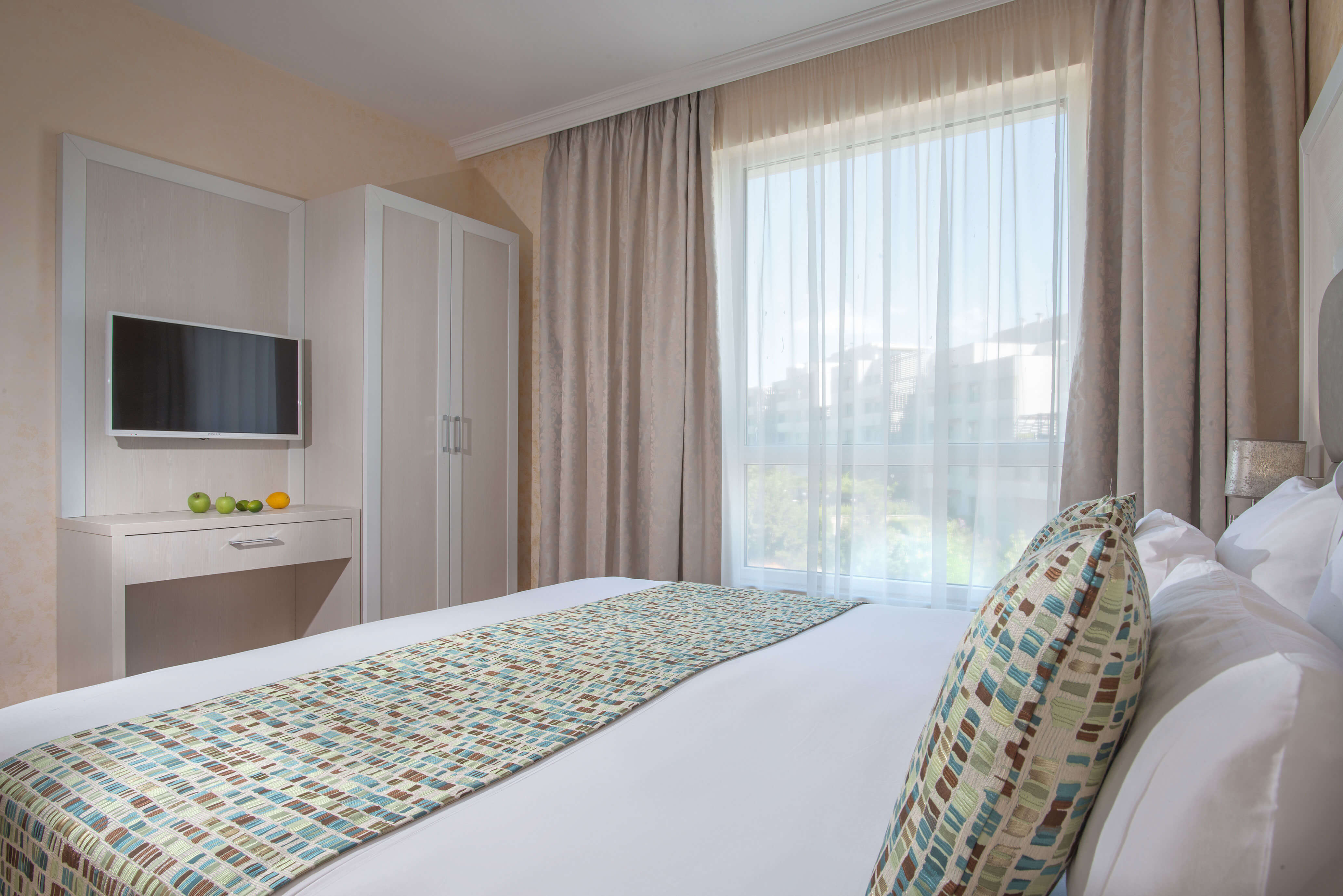 Marina Sands Hotel-Deluxe apartman delimican pogled more.jpg