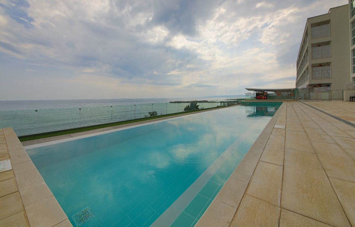Hotel White Lagoon-Bazen.jpg