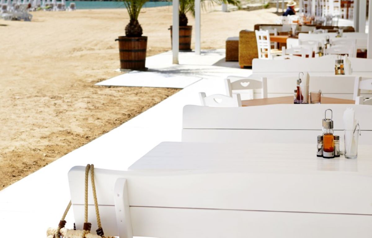 Hotel White Lagoon-Restoran na plazi.jpg